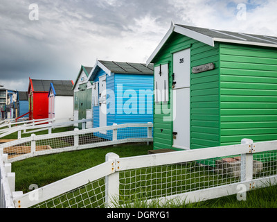 Cabine sulla spiaggia, su un Nuvoloso Giorno in tarda estate a Condino, North Devon, in Inghilterra. Foto Stock