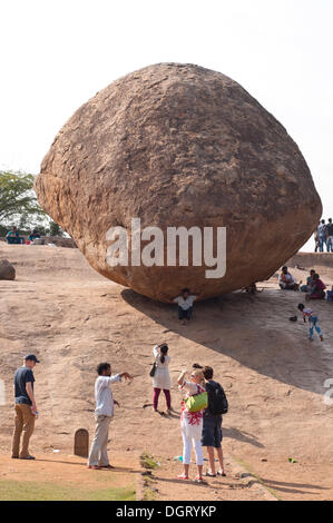 Krishna&#39;s Butterball, un enorme masso, Mamallapuram, Mahabalipuram, Tamil Nadu, India Foto Stock