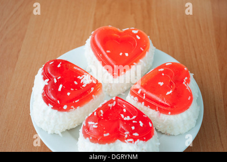 Torte a forma di cuore in una ciotola sul tavolo. Foto Stock