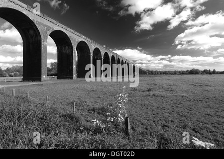 Vista estiva del Harringworth viadotto ferroviario, fiume Welland valley, Harringworth village, Northamptonshire, Inghilterra; Gran Bretagna Foto Stock