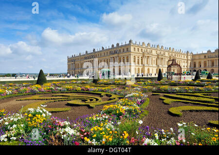 Palazzo di Versailles con i giardini di Parterre du Midi, Versailles, Ile-de-France, Francia Foto Stock