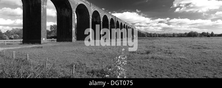 Vista estiva del Harringworth viadotto ferroviario, fiume Welland valley, Harringworth village, Northamptonshire, Inghilterra; Gran Bretagna Foto Stock