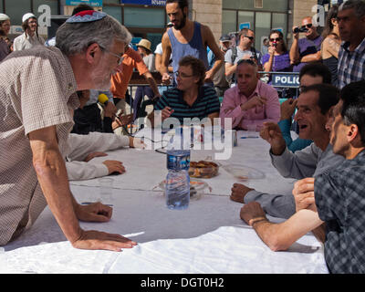 Gerusalemme, Israele. 25 ott 2013. Pro-attivisti per la pace si impegnano in un popolare a negoziati di pace israelo-palestinese di simulazione in uno dei luoghi più affollati plazas nel tentativo di provare che le popolazioni delle due nazioni possono realizzare ciò che i politici non possono. Credito: Nir Alon/ZUMAPRESS.com/Alamy Live News Foto Stock