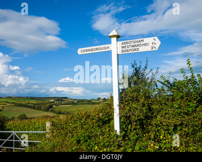 Cartello stradale in campagna a dare indicazioni per Cornborough, Abbotsham, Condino E Bideford. North Devon, in Inghilterra. Foto Stock