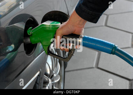 Il rifornimento di carburante in una stazione di benzina Foto Stock