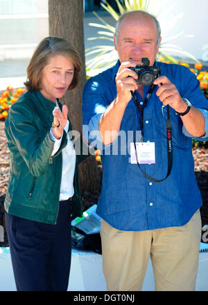 L'attrice Charlotte Rampling e fotografo Peter Lindbergh a photocall per 'l'aspetto' presso il Palais des Festival, 64A Foto Stock