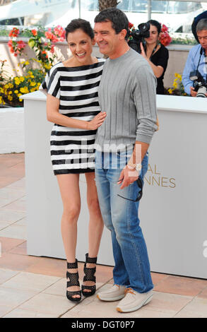 Antonio Banderas e Elena Anaya durante la sessione di foto per la Piel que Habito al Palais des Festivals durante la 64a Foto Stock