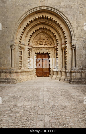 Il priorato di Notre-dame de Ganagobie, Abbazia benedettina di Solesmes Congregazione, a ovest la facciata della chiesa, romanica del timpano, Foto Stock