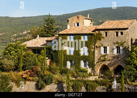 Villaggio di montagna di Aurel nei pressi di Sault, Apt, regione della Provenza, Dipartimento del Vaucluse Francia, Europa Foto Stock