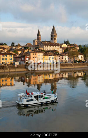 Chiesa dell'abbazia di Saint Philibert e fiume Saona con houseboat, Tournus, Dipartimento Saône-et-Loire, Francia, Europa Foto Stock