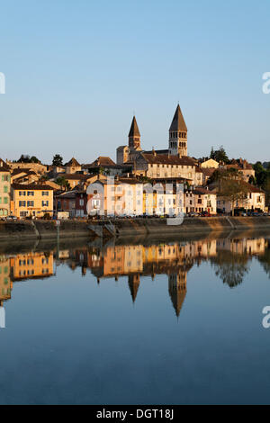 Chiesa dell'abbazia di Saint Philibert e fiume Saona, Tournus, Dipartimento Saône-et-Loire, Francia, Europa Foto Stock