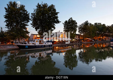 Canal du Midi in Trèbes, ristoranti presso il porto, Carcassonne, Languedoc-Roussillon, Aude, Francia, Europa Foto Stock