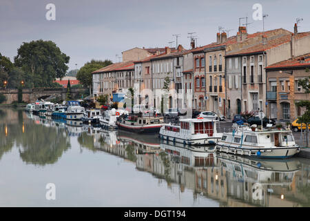 Canal du Midi in Castelnaudary, porto nella città di Carcassonne, Languedoc-Roussillon, Aude, Francia, Europa Foto Stock