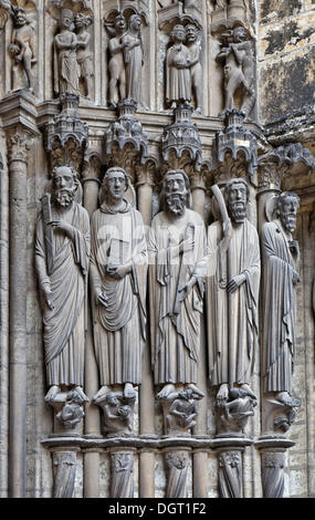 La cattedrale di Chartres, mid-portale sud, stipite destro con James il sambuco, terzo da sinistra, Ile de France Foto Stock