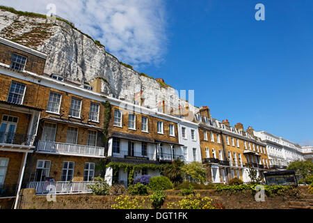 Fila di case presso il porto ai piedi delle scogliere bianche, Dover, sud-est dell' Inghilterra, amministrative contea del Kent, Inghilterra Foto Stock