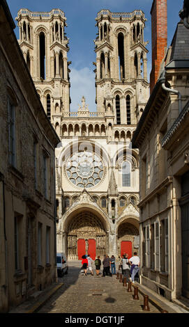 Cattedrale di Laon, facciata ovest, vicoletto nel quartiere storico, Laon, Via Francigena, una antica strada dalla Francia a Roma Foto Stock