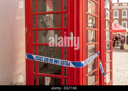Cooperazione di polizia il nastro avvolto intorno a una casella telefono a una scena del crimine, Newark on Trent, Nottinghamshire, England, Regno Unito Foto Stock