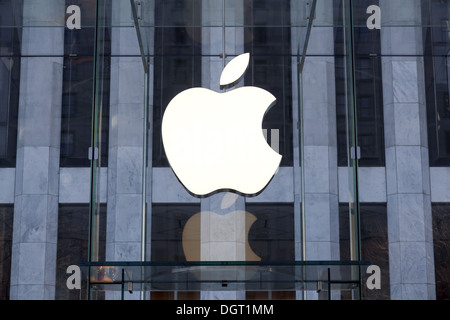 NEW YORK - il rinnovato computer Apple store cubo di vetro sulla Quinta Avenue in New York City, il 9 gennaio 2012 Foto Stock