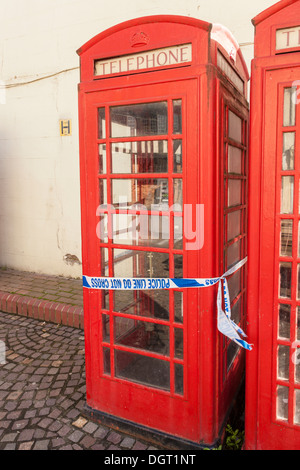 La polizia della scena del crimine il nastro avvolto intorno a una cabina telefonica, Newark on Trent, Nottinghamshire, England, Regno Unito Foto Stock