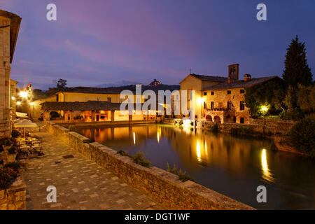 Val d'Orcia, Val d'Orcia e Bagno Vignoni, mattina umore alla vecchia piscina della sorgente termale, San Qurico d'Orcia Foto Stock