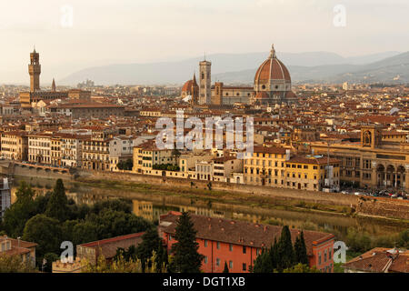 Sera sul Piazzale Michelangolo, che si affaccia sulla città vecchia con la cattedrale e il Palazzo Vecchio, Firenze Foto Stock