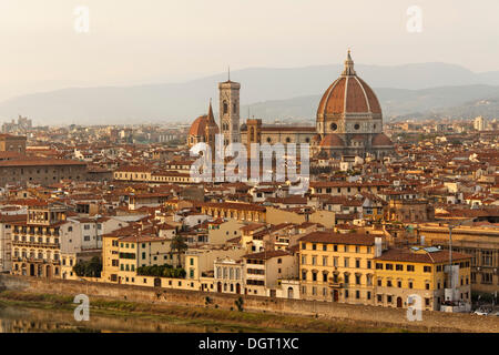 Sera sul Piazzale Michelangolo, che si affaccia sulla città vecchia con la cattedrale di Firenze, Provincia di Firenze e Toscana Foto Stock