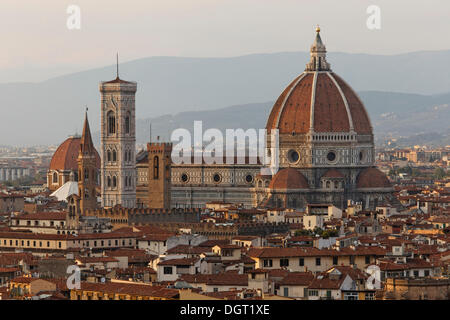 Sera sul Piazzale Michelangolo, che si affaccia sulla città vecchia con la cattedrale di Firenze, Provincia di Firenze e Toscana Foto Stock