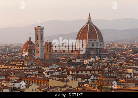 Sera sul Piazzale Michelangolo, che si affaccia sulla città vecchia con la cattedrale di Firenze, Provincia di Firenze e Toscana Foto Stock