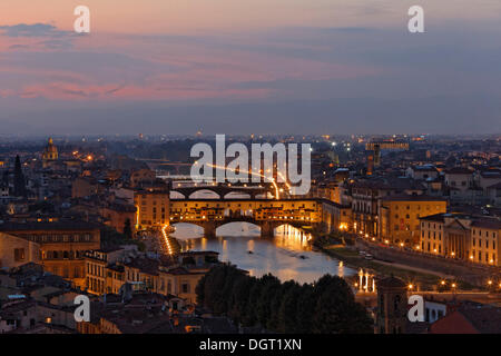 Sera sul Piazzale Michelangolo, che si affaccia sulla città vecchia con il fiume Arno e il Ponte Vecchio, Firenze Foto Stock