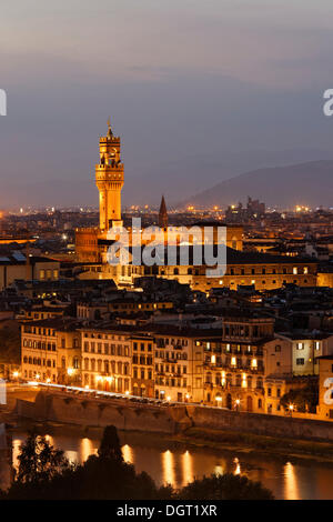 Sera sul Piazzale Michelangolo, che si affaccia sulla città vecchia con il Palazzo Vecchio, Firenze, Provincia di Firenze e Toscana Foto Stock