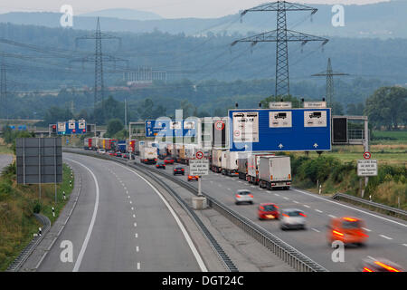 Frontiera tra la Germania e la Svizzera, ingorghi di traffico al mattino, Rheinfelden - Baden Baden Wuerttemberg Foto Stock