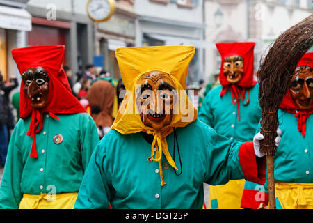 Il carnevale, sfilata di carnevale organizzata dai due locali associazioni di carnevale, Rheinfelden-AG e Rheinfelden-Baden, streghe Foto Stock