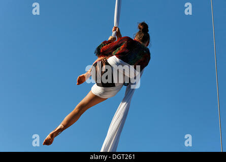 Il terzo Brueckensensationen street festival di teatro, Andrea Beck di eseguire come Madame Nathalie su trapezio Foto Stock