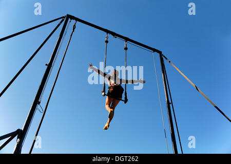 Il terzo Brueckensensationen street festival di teatro, Andrea Beck di eseguire come Madame Nathalie su trapezio Foto Stock