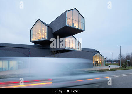 Vitra Haus edificio, da Herzog & de Meuron, velocizzando il traffico da, parco architettonico della società Vitra di Weil am Rhein Foto Stock