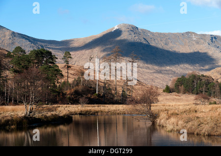 Sgùrr na Bà Glaise dal fiume Moidart, in Glen Moidart, regione delle Highlands, Scotland, Regno Unito. Foto Stock