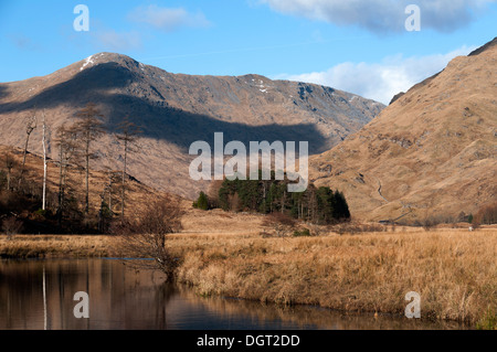 Sgùrr na Bà Glaise dal fiume Moidart, in Glen Moidart, regione delle Highlands, Scotland, Regno Unito. Foto Stock