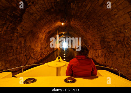 Donna su una casa galleggiante sul Fiume Saone, nel tunnel di Saint-Albin, 680 metri, Scey-sur-Saône, Vesoul, Haute-Saône Foto Stock