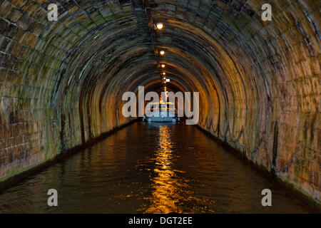 Casa galleggiante sul Fiume Saone, tunnel di Saint-Albin, 680 metri, Scey-sur-Saône, Vesoul, Haute-Saône, Franche-Comté, Francia Foto Stock