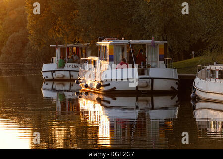 Di sera, houseboats sul Saône, una tranquilla tributario, nel porto di Marian Saône Valley, Traves, Vesoul Foto Stock