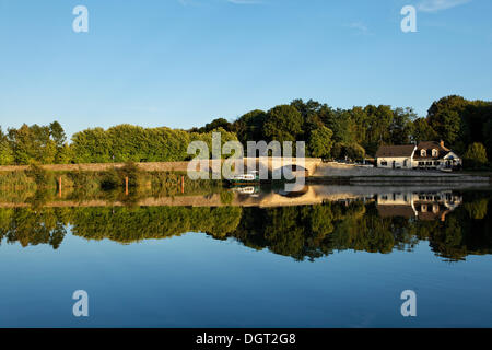 Casa galleggiante sul Fiume Saone, atmosfera serale in porto, Scey-sur-Saône, Vesoul, regione Franche-Comté, Dep. Haute-Saône, Francia Foto Stock