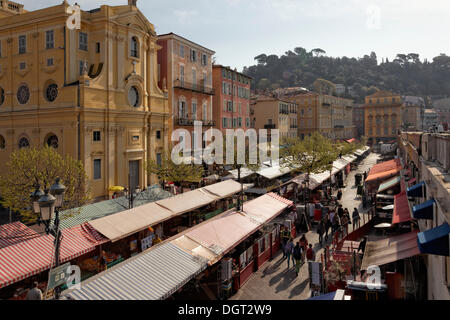 Sul mercato di Cours Saleya, Atmosfera mattutina, centro città, Nizza, dipartimento delle Alpi Marittime, Regione Provence-Alpes-Côte d'Azur Foto Stock