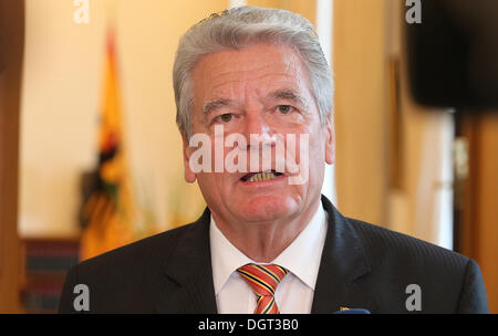 Berlino, Germania. 25 ott 2013. Il Presidente tedesco Joachim Gauck dà una dichiarazione sull'NSA scandalo spionaggio presso il palazzo Bellevue a Berlino, Germania, 25 ottobre 2013. Foto: WOLFGANG KUMM/dpa/Alamy Live News Foto Stock