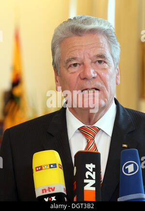 Berlino, Germania. 25 ott 2013. Il Presidente tedesco Joachim Gauck dà una dichiarazione sull'NSA scandalo spionaggio presso il palazzo Bellevue a Berlino, Germania, 25 ottobre 2013. Foto: WOLFGANG KUMM/dpa/Alamy Live News Foto Stock