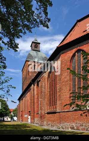 La Chiesa di Santa Maria, originariamente un edificio in mattoni del XIII secolo, la torre dei lavori di rinnovo nel 1819, Ribnitz-Damgarten Foto Stock