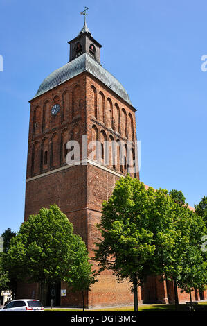 Torre di Santa Maria la Chiesa era originariamente un edificio in mattoni del XIII secolo, la torre dei lavori di rinnovo nel 1819, Ribnitz-Damgarten Foto Stock