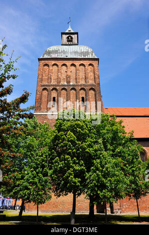 Torre di Santa Maria la Chiesa era originariamente un edificio in mattoni del XIII secolo, la torre dei lavori di rinnovo nel 1819, Ribnitz-Damgarten Foto Stock