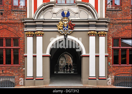 Ingresso barocco del municipio, inizio del XVIII secolo, con lo stemma di Stralsund dal periodo Schwedenzeit Foto Stock