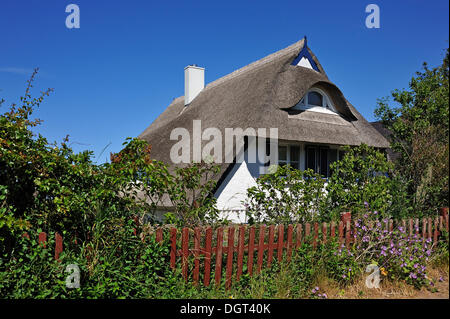Casa unifamiliare con un tetto di paglia dietro un giardino recinto, Ahrenshoop, Darss, Meclemburgo-Pomerania Occidentale Foto Stock