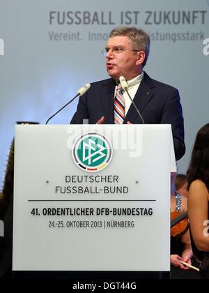 Presidente del CIO il Dott. Thomas Bach parla al pubblico durante la DFB Bundestag al NCC Norimberga a Norimberga, Germania, 24 ottobre 2013. Foto: MARTIN ROSE Foto Stock